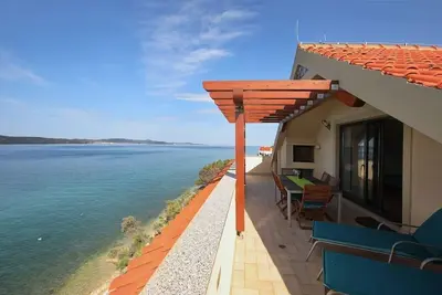 Image de Appartement au dernier étage au bord de l'eau avec vue sur la mer et les îles