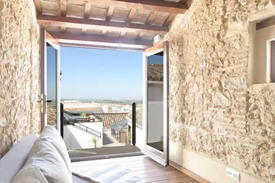 Image de Medina Sidonia, maison de ville moderne et historique de luxe, piscine, terrasses, vue mer.