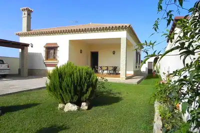 Image de belle maison de vacances avec 3 chambres pour 6 personnes, avec piscine privée, calme, à seulement 500m de Conil, avec WiFi