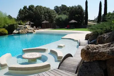 Image de Villa à louer sur magnifique domaine du Var. Piscine à débordement et Mini Golf