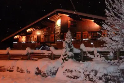 Image de Bel appartement en chalet avec balcon et parking, accès direct au domaine