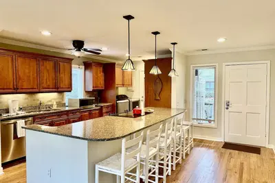 Image de Vue sur le terrain de golf Greenslake Cottage accès à la piscine communautaire, chiens acceptés