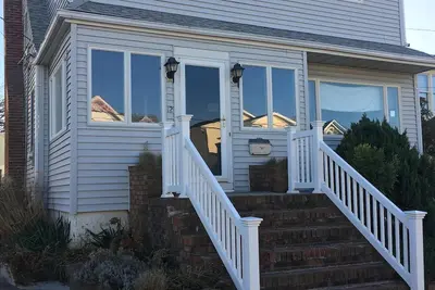 Image de X-Large Home - Ocean Block - 240 pieds de la plage - 9 chambres historiques