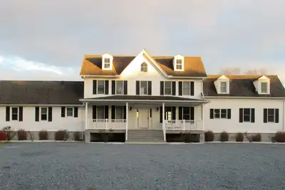 Image de Ch Waterfront Home w / Dock, piscine, plage de sable, kayaks, 5br / 3. 5ba peut accueillir jusqu'à 19