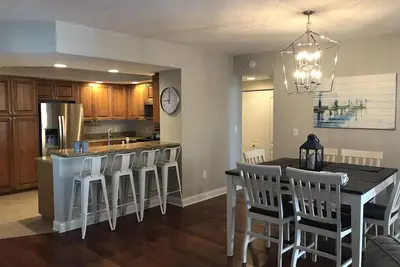 Image de Nouvelle liste! Nouvellement peint et meublé condo avec une vue imprenable au huitième étage