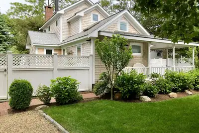 Image de 5 chambres 3 salles de bain dans le village d'Edgartown<br>ÉTÉ 2020 RÉSERVEZ Rapidement!