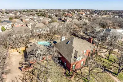 Image de 5 Bdrm, 4 salles de bain, immense salle de jeux, Pergola, 14 Ft. Jeu de palets, Air Hockey