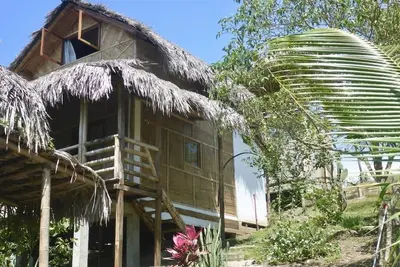 Image de chalet spacieux de deux étages avec vue sur l'océan