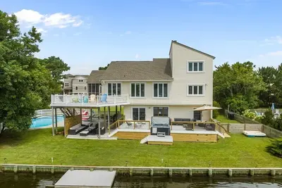 Image de C'est tout bon | 200 m de la plage | Chiens bienvenus, piscine privée, bain à remous