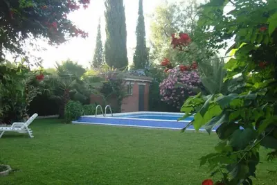Image de Belle villa de 200m2 à 20 minutes de Séville, 8 personnes, 1200m2 de jardin, wifi.