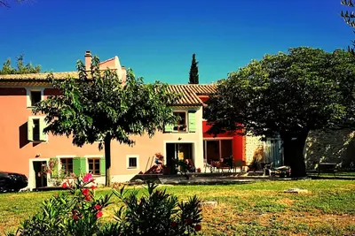 Image de Studio, charme provençal garanti, vue sur jardin et piscine