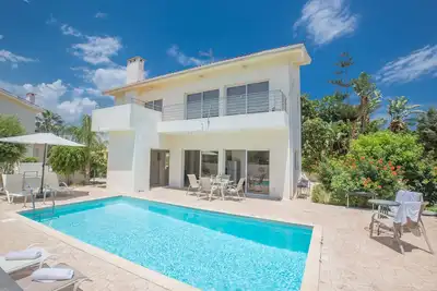 Image de Villa Darcy, Central 3bdr Protaras Villa avec piscine, près de la bande de Protaras
