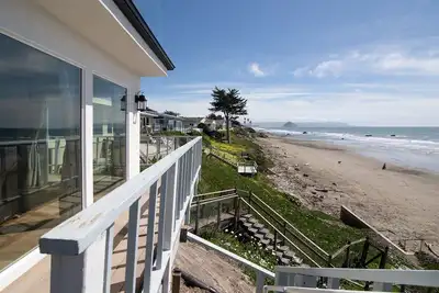Image de Maison classique Oceanfront Cayucos avec terrasse face à l'océan et accès direct à la plage