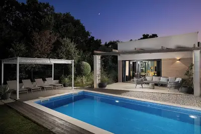 Image de Nouvelle villa moderne et luxueuse avec piscine près de Pula