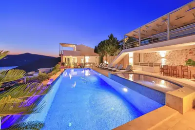 Villa élégante avec piscine / sauna / hammam / jacuzzi et meilleure vue à Kalkan
