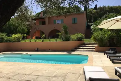 Image de appartement rez de jardin dans villa____