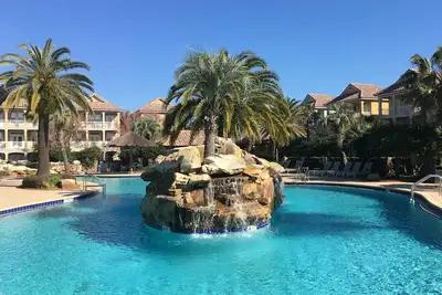 Image de Retraite du gouvernail droit<br>(Piscine / HotTub / Grill! ! ! )<br>18-28 août disponible!