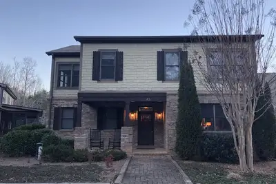 Image de Superbe Lake Burton Home - décoré par des professionnels sur l'anse Cherokee.