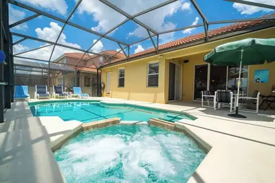 Image de Gated 4-Bed Resort Pool Home - près de Disney-Water View-Games Room!