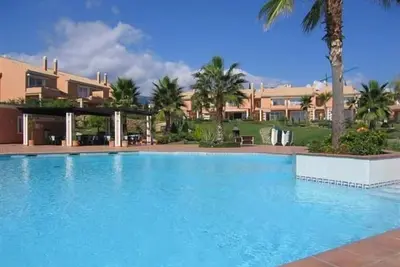 Image de Luxe, maison de ville clôturée, grand jardin, piscine, Wifi, entre 2 terrains de golf