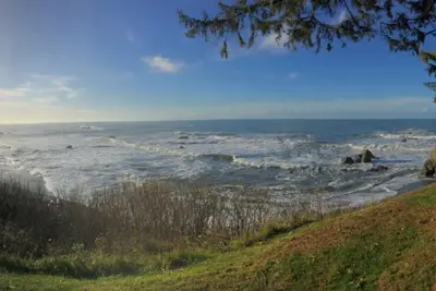 Image de Une maison accueillante, récemment rénovée pour les familles et les animaux de compagnie, devant la mer!