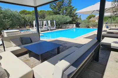 Image de Maison avec jardin au milieu des oliviers et au pieds des Alpilles