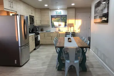 Image de Beach House Beauty à un pâté de maisons de la plage!