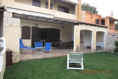 Image de Villa silencieuse dans le vert de la nature et sur une mer fabuleuse; Villa au calme na