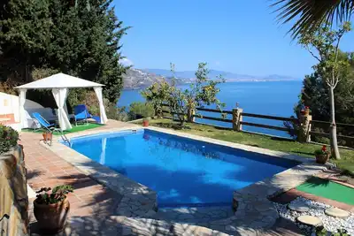 Image de Villa avec piscine et vue imprenable sur la mer