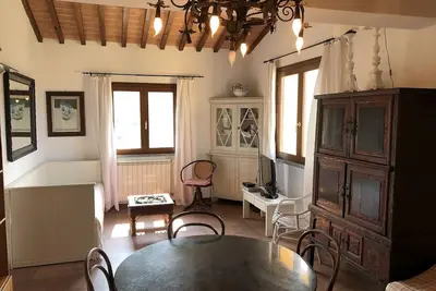 Immeuble en bordure de Castagneto-Carducci médiévale, app. Filipo