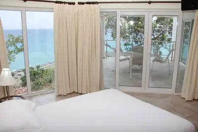 Image de Condo de luxe en bord de mer avec une vue imprenable sur la mer!