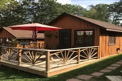 Image de Affordable, Lake Front Log Cabin - Cabin 3