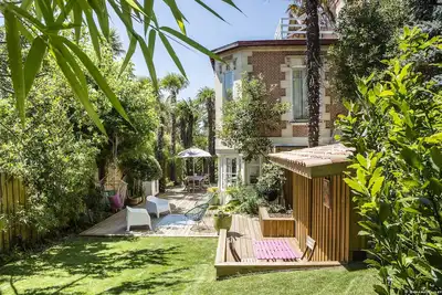 Image de Une sieste à l'ombre des palmiers. .