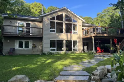Image de Cottage de luxe au bord du lac avec Haliburton bain à remous