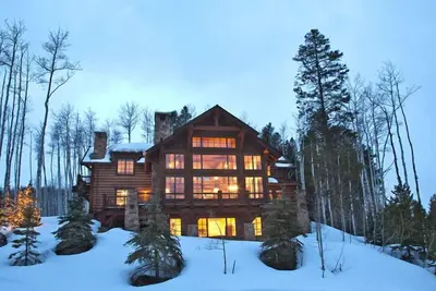 Image de Magnifique maison, sommet de la montagne dans Bachelor Gulch