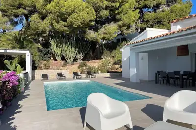 Image de Villa avec piscine privée, un beau jardin arboré, avec vue sur le golf