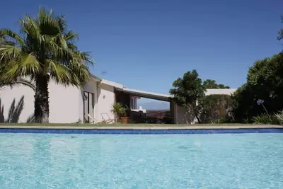 Image de Villa vue panoramique avec jardin et immense piscine de 15 mètres de long.