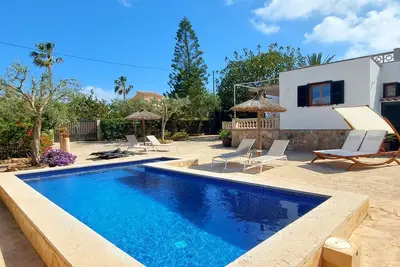 Image de beau chalet pour 6-7 personnes. avec gr. Jardin, WiFi, piscine, climat, proche de la mer