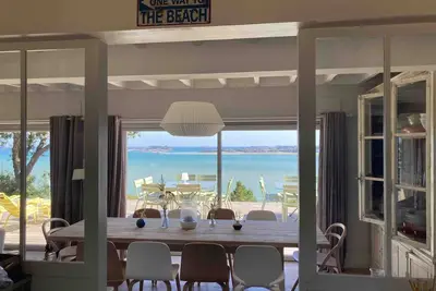 Image de Fabuleuse Villa surplombant la mer, escalier privé pour accès à la plage