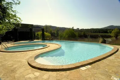 Image de Deux villas et une maisonnette, propriété de 60 ha, piscine, WiFi, A/C, pêche, vélos