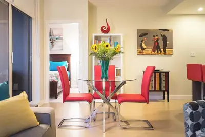 Image de Downtown Victoria Location Coloré, confortable 2 chambres, 2 salles de bain. Wi-Fi gratuit, parking.