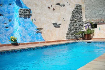 Maison de village calme et confortable, jardin privé avec piscine chauffée, garage.