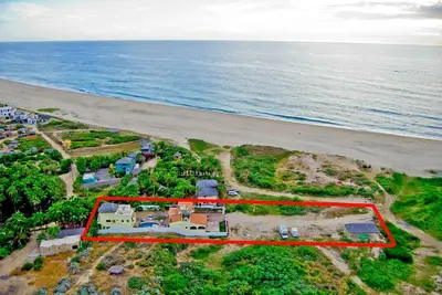 Image de Front de mer avec piscine et jacuzzi en face du célèbre spot de surf
