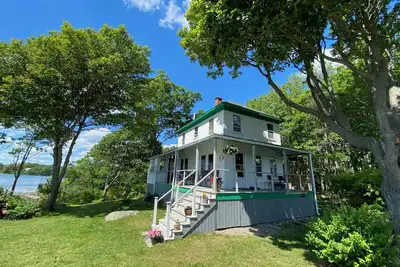 Image de La fĂŞte du travail est encore disponible! Chalet 4 chambres en front de mer classique Ă quelques pas de la plage
