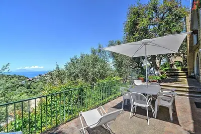 Image de Villa Franca: Villa lumineuse et ensoleillée sur deux étages située sur un promontoire face à la mer.