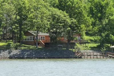 Image de Cabine au bord du lac sur le canal principal!