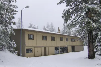 Image de Une loge aussi unique que votre groupe. Venez explorer! 30 personnes + comprend la Rec. Centre