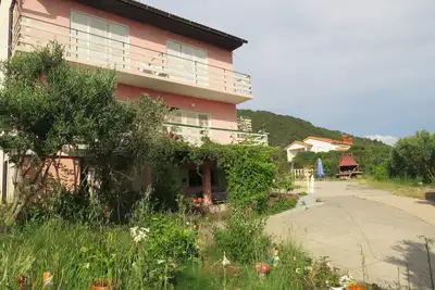 Image de Appartement confortable avec une terrasse panoramique et une vue spectaculaire sur la mer