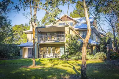 Image de The Arthouse - Stylish 5 bdrm, 4 bthrm home - open fire and resort facilities, day spa, pool, golf!