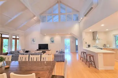 Image de Seaside Garden Cottages: La Villa, peut accueillir jusqu'à 12 personnes, 4. 5 chambres à coucher, 2 salles de bain